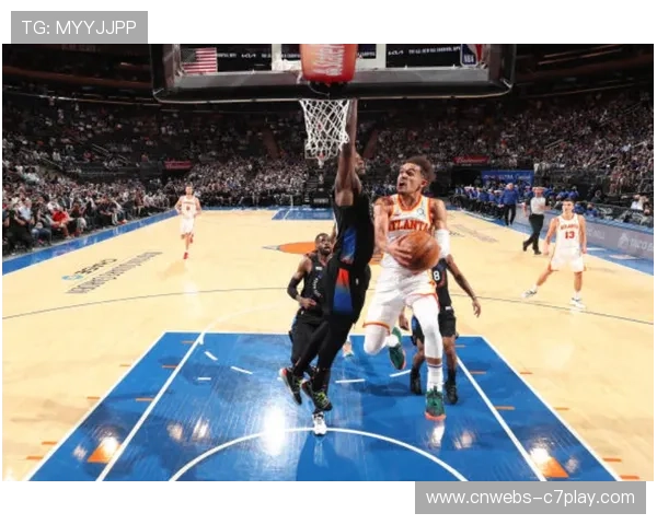 追梦格林掩护沟通失误，与库里相撞后飞出球场