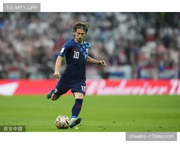 终场哨响,克罗地亚老将莫德里奇跪地掩面